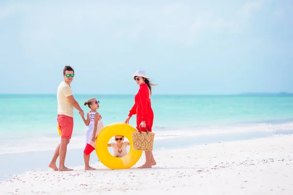 Familia de cuatro en la playa en vacaciones caribeñas . —  Fotos de Stock