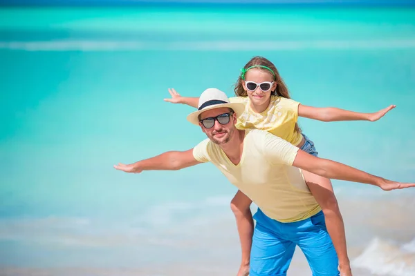 Отец и его очаровательная маленькая дочь на пляже — стоковое фото