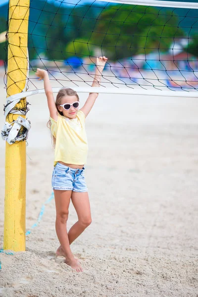 Schattig meisje spelen van beachvolleybal met bal. Sportieve familie genieten van strand spel buitenshuis — Stockfoto