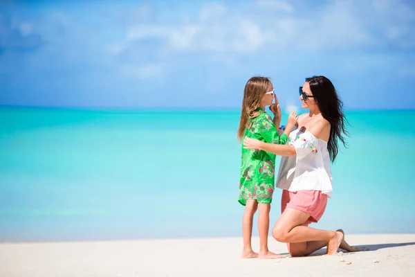 Malá holka a mladá matka na pláži. Mateřské lásky. — Stock fotografie