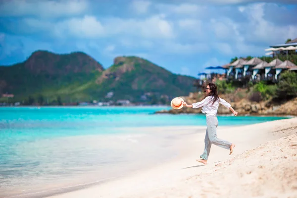 Joven hermosa mujer divirtiéndose en la orilla del mar tropical. Chica feliz caminando en la playa tropical de arena blanca — Foto de Stock