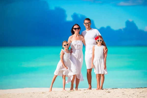 Giovane famiglia in vacanza sulla spiaggia di caraibi — Foto Stock