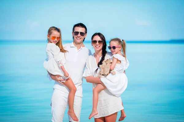 Giovane famiglia in vacanza sulla spiaggia tropicale — Foto Stock