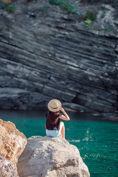 Ragazza in una baia su una roccia nella Riserva delle Cinque Terre. Natura mozzafiato, laguna e aria fresca — Foto Stock