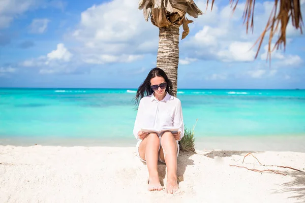 Jovem mulher ler livro durante a praia branca tropical — Fotografia de Stock