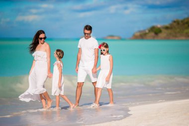 Genç aile tatil iyi eğlenceler