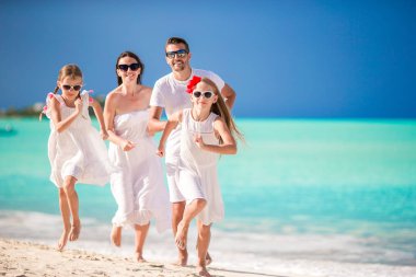 Genç aile tatil iyi eğlenceler