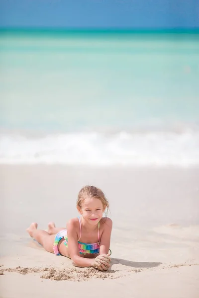 여름 휴가 기간 동안 하얀 해변에서 사랑 스러운 어린 소녀 — 스톡 사진