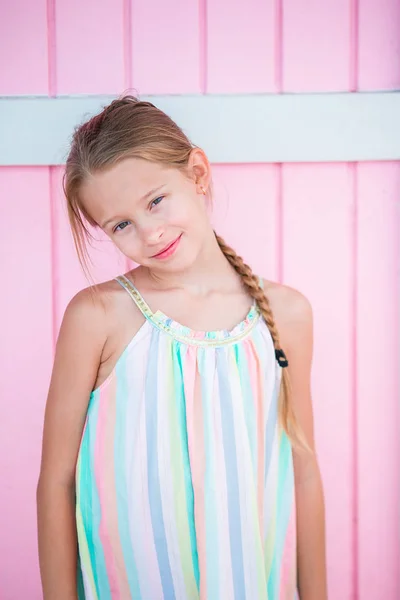 Adorable niña al aire libre contra colorida casa en el Caribe. Casa tradicional caribeña colorida —  Fotos de Stock