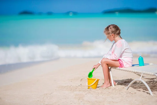 Urocza dziewczynka bawi się zabawkami na wakacje na plaży. Gry Kid z piasku — Zdjęcie stockowe