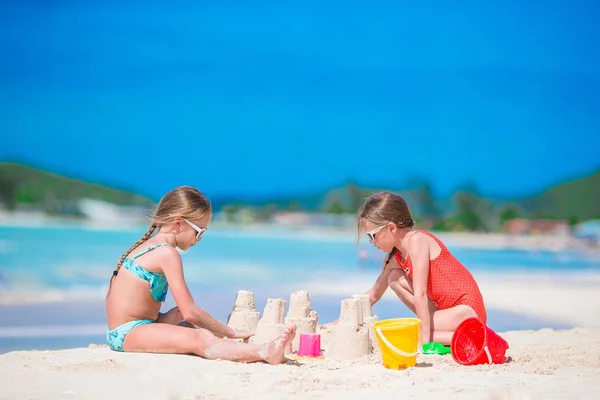 Bedårande små flickor under sommarlovet på stranden — Stockfoto