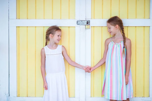 Adorabile bambine in vacanza estiva sfondo tradizionale casa caraibica — Foto Stock