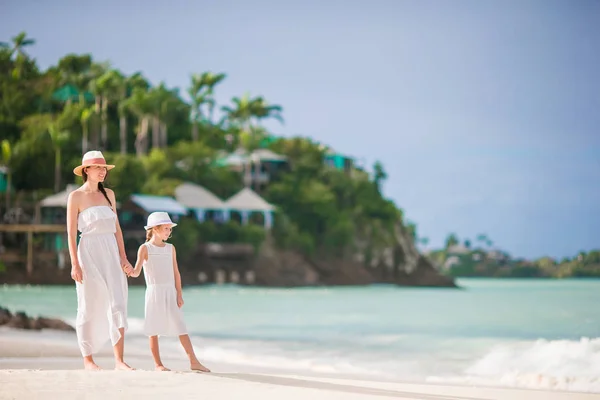 Hermosa madre e hija en la playa del Caribe —  Fotos de Stock