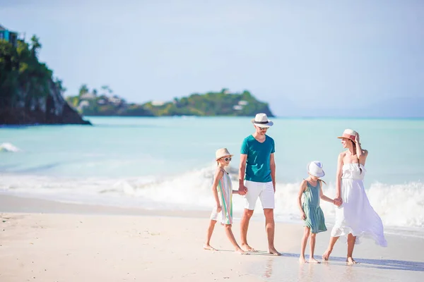 Felice bella famiglia sulla spiaggia — Foto Stock