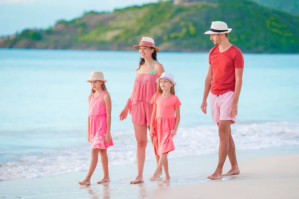 Famiglia felice con bambini a piedi sulla spiaggia — Foto Stock