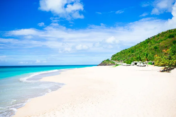 Idyllic tropical beach with white sand, turquoise ocean water and blue sky on Caribbean island — Stock Photo, Image