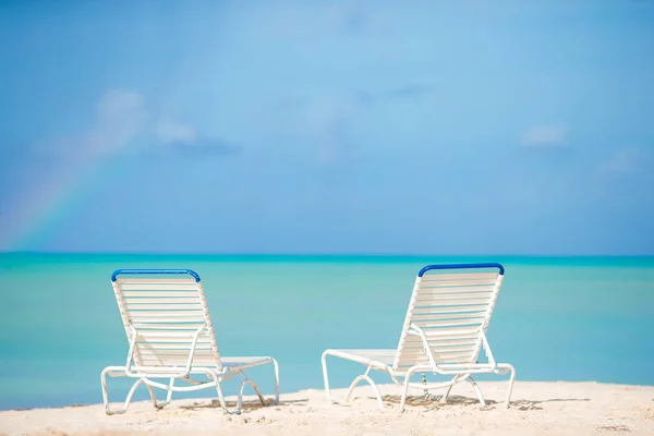 Sillones blancos en una hermosa playa tropical en Maldivas —  Fotos de Stock