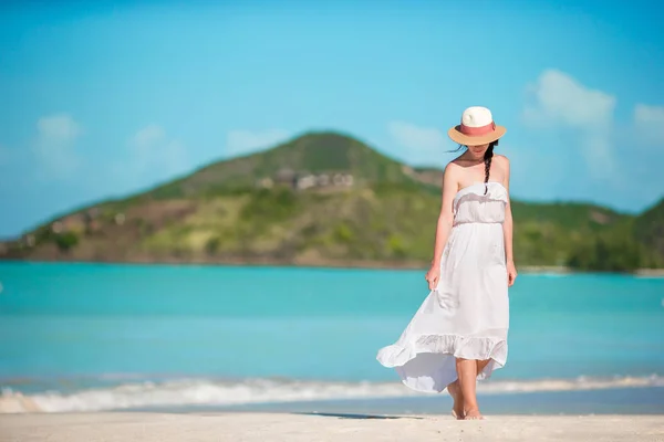 Joven mujer hermosa en la orilla del mar tropical. Chica feliz relajarse en la playa tropical de arena blanca — Foto de Stock