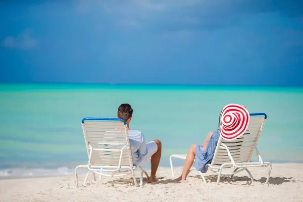 Young couple on white beach during summer vacation. Happy family enjoy their honeymoon — Stock Photo, Image