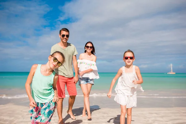 Giovani famiglie in vacanza si divertono molto insieme — Foto Stock