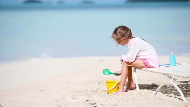 Adorable niña jugando con juguetes en vacaciones en la playa — Vídeos de Stock