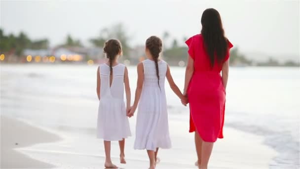 Adoráveis meninas e jovem mãe na praia branca — Vídeo de Stock
