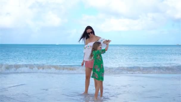 Мать и дочь на Карибском пляже — стоковое видео