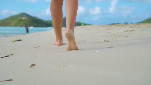 Pies femeninos caminando descalzos en la orilla del mar al atardecer. Moción lenta . — Vídeo de stock
