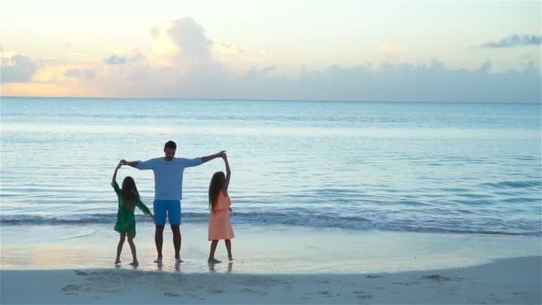 Ο πατέρας και τα παιδιά απολαμβάνουν το τροπικό διακοπές στην παραλία το καλοκαίρι. Αργή κίνηση — Αρχείο Βίντεο