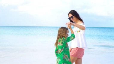 Küçük kız ve genç anne beach hava çok eğlenceli birlikte üzerinde