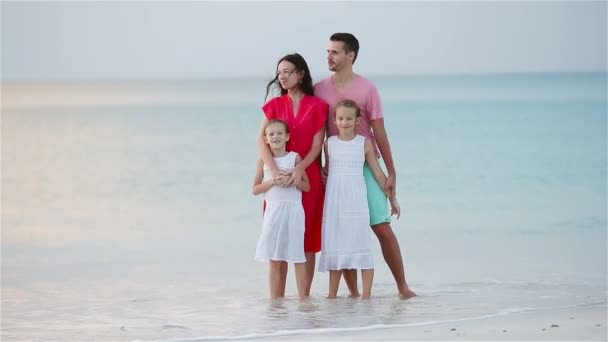 Ευτυχισμένη οικογένεια με τα παιδιά με τα πόδια στην παραλία — Αρχείο Βίντεο