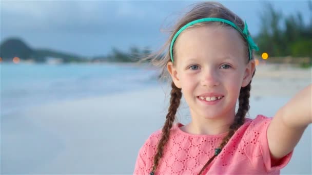 Petite fille heureuse prenant selfie à la plage tropicale sur une île exotique pendant les vacances d'été — Video