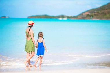 Güzel anne ve kızı Caribbean Beach tatil yaz zevk. Tropikal ünlü neşeli defne Sahilde yürüyüş aile