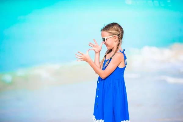 Carino bambina in abito in spiaggia divertendosi. Ragazza divertente godere di vacanze estive . — Foto Stock