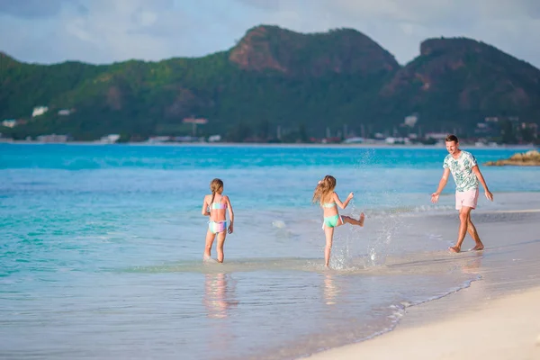 Gioco in famiglia sulla spiaggia — Foto Stock