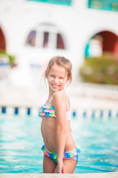 Αξιολάτρευτο κοριτσάκι να χαλαρώσετε δίπλα στην πισίνα — Φωτογραφία Αρχείου