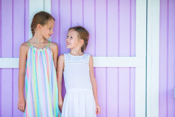 Schattige kleine meisjes op zomervakantie achtergrond traditionele kleurrijke Caribische huis — Stockfoto