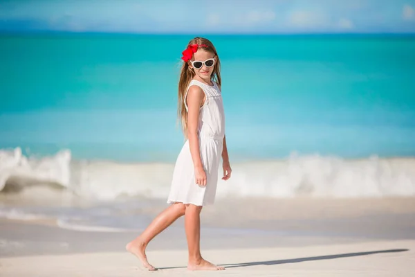 Hermosa niña en vestido en la playa divirtiéndose. Chica divertida disfrutar de vacaciones de verano . — Foto de Stock