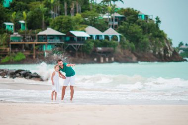 Baba ve oğlu tropikal plaj birlikte yürüme