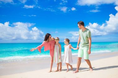Genç aile tatil iyi eğlenceler