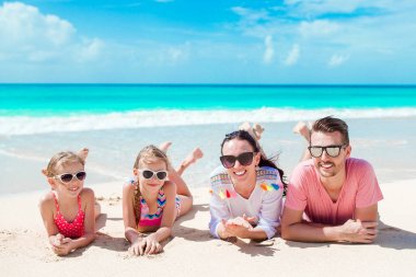 Karayipler tatil Sahilde Dört Kişilik Aile.