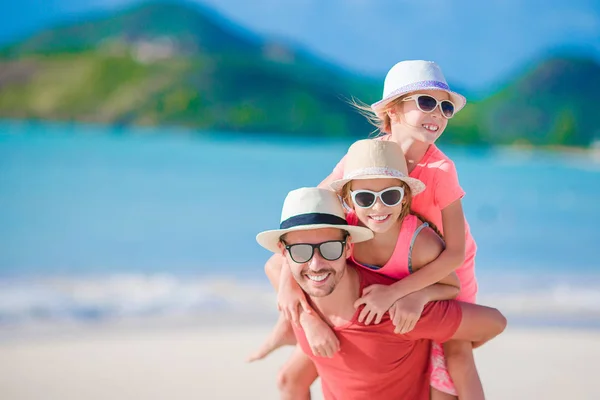 Vader en kinderen op het strand — Stockfoto