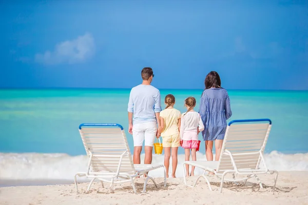 Gelukkige mooie familie op het strand — Stockfoto