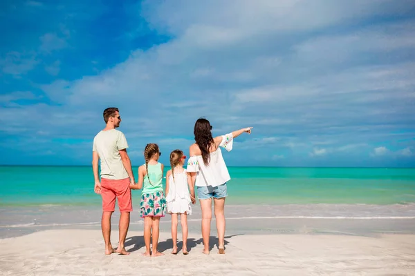 Feliz hermosa familia en la playa. Vista posterior de padres e hijos en Carribean — Foto de Stock