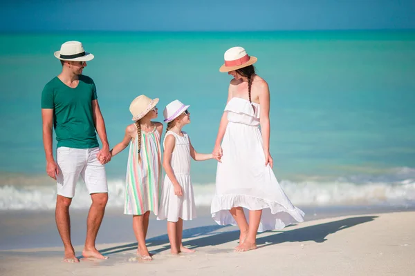 Familia joven en vacaciones en la playa — Foto de Stock