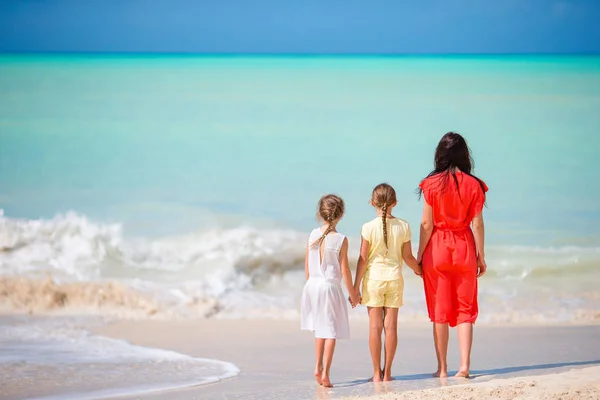 Αξιολάτρευτα κοριτσάκια και νεαρή μητέρα σε λευκή παραλία — Φωτογραφία Αρχείου