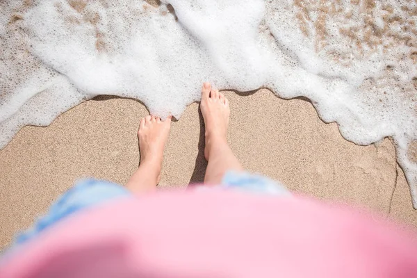 Close up van jonge vrouw voeten op een tropische zandstrand — Stockfoto