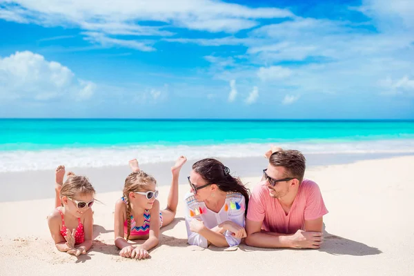 在海滩上快乐美丽的家庭 — 图库照片