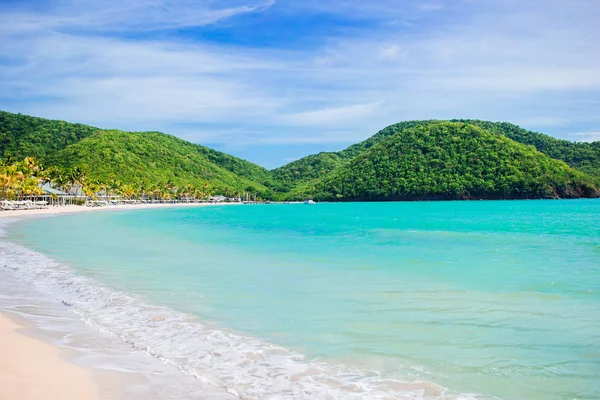 Idilli trópusi Carlisle öböl strand fehér homokkal, türkiz óceán víz és kék ég Antigua sziget Karib-térségben — Stock Fotó