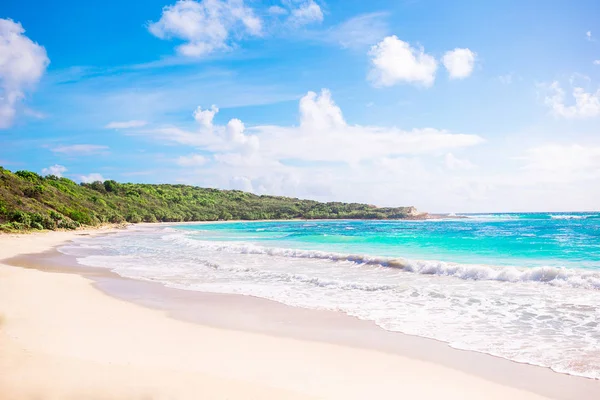 Idylické tropické pláže s bílým pískem, tyrkysové moře vody a modrou oblohu na ostrov v Karibiku — Stock fotografie